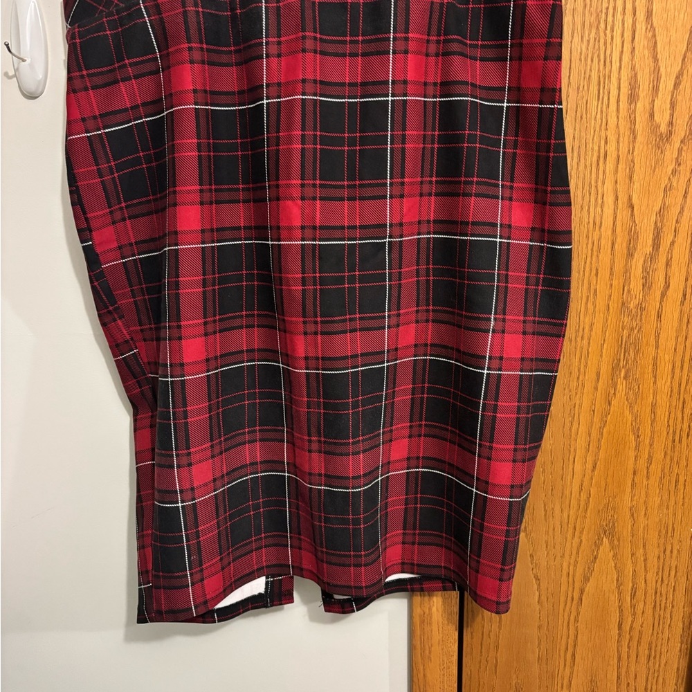 Torrid Red and Black Plaid Pencil Skirt - Picture 4 of 7